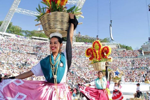 Chinas oaxaqueñas, colorido símbolo de las fiestas patronales