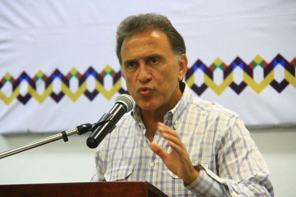 Da a conocer Yunes Linares a colaboradores que integran equipo de transición 