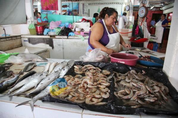 En 'picada' la venta de mariscos en Coatzacoalcos