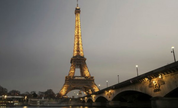 Evacuan la Torre Eiffel por amenaza de bomba