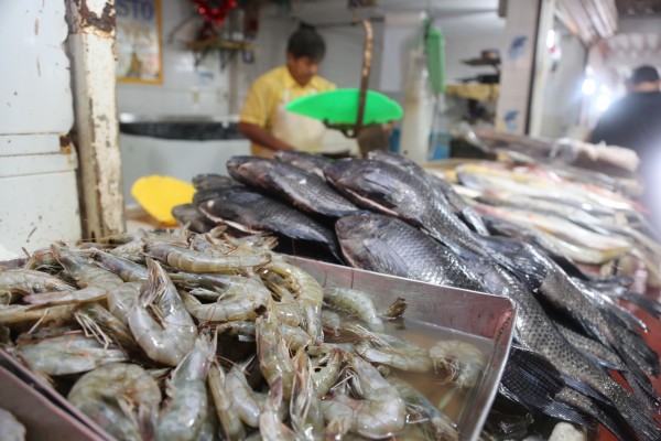 Por los 'suelos' la venta de mariscos en Coatza