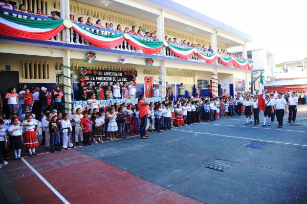 Celebran 80 aniversario de la primaria Niños Héroes de Coatza