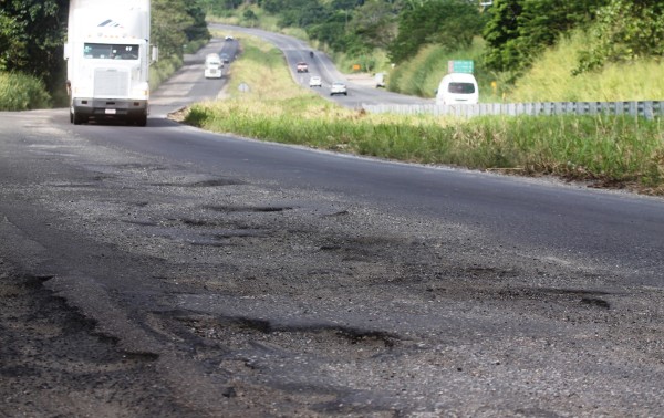 Malas condiciones de carreteras de Veracruz encarecen productos: Canacar