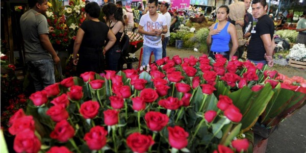 Se desploma venta de flores en Día de las Madres; mariachis callan
