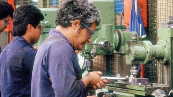 Sector manufacturero creció en horas trabajadas, pero disminuyó en sueldos