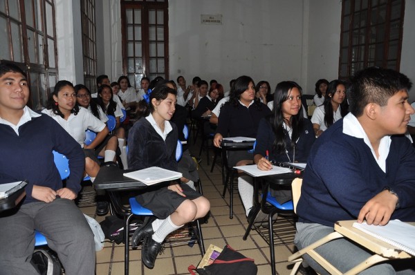 Deserción escolar en bachillerato disminuyó con Becas Benito Juárez: SEV