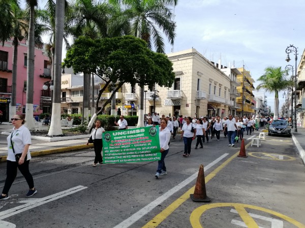 En Veracruz, jubilados del IMSS marchan exigiendo a afores pagos pendientes