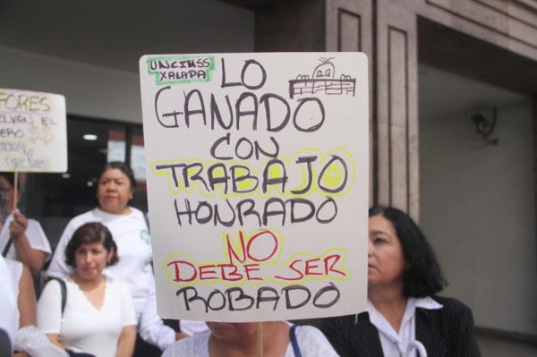 Jubilados de IMSS exigen en Xalapa pago de sus afores