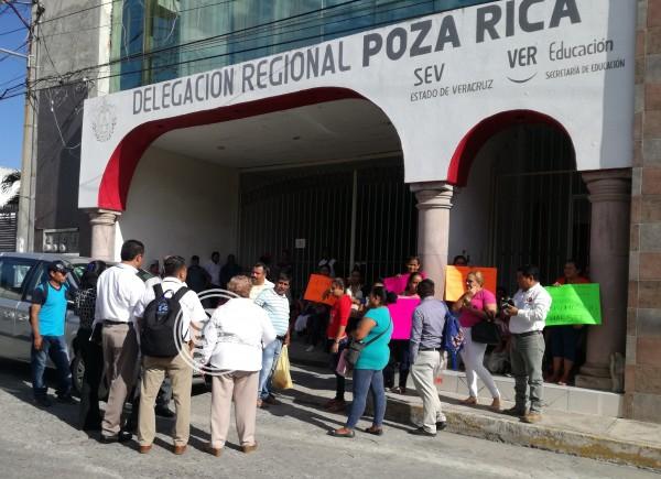 Denuncian a delegada de la SEV en Poza Rica por falsificar firmas