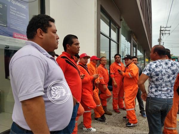 Tras quejas, empresa petrolera arremete contra empleados de Poza Rica