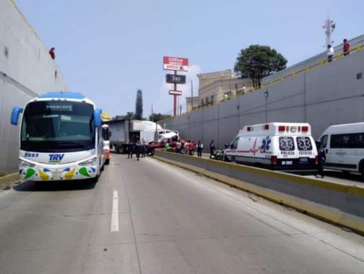 Mujer conduce en sentido contrario y daña tres vehículos en Xalapa
