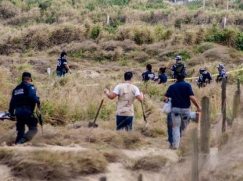 Hallan 36 credenciales en fosas de Veracruz y Solecito revela nombres
