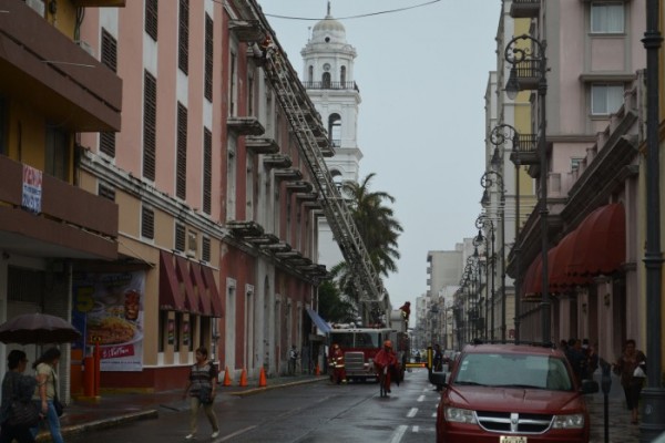 Bares y mercados en Veracruz, abiertos a la espera de clientes