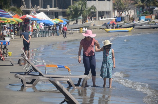 Playas de Veracruz repletas a pesar de contingencia