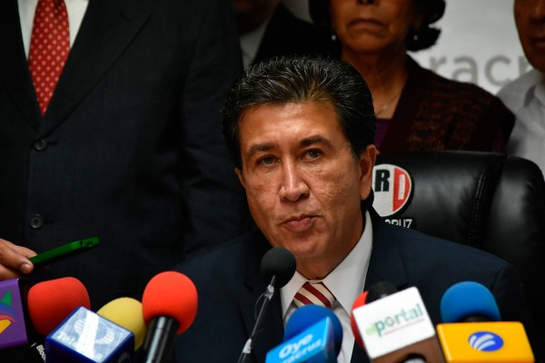Héctor Yunes rechaza iniciativa de AMLO; Mario Delgado la defiende