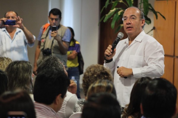 Felipe Calderón critica a AMLO por COVID-19, con imágenes de otro país