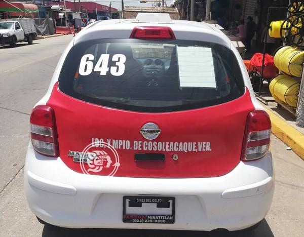 Taxistas cosoleacanecos no tienen ayuda de nadie