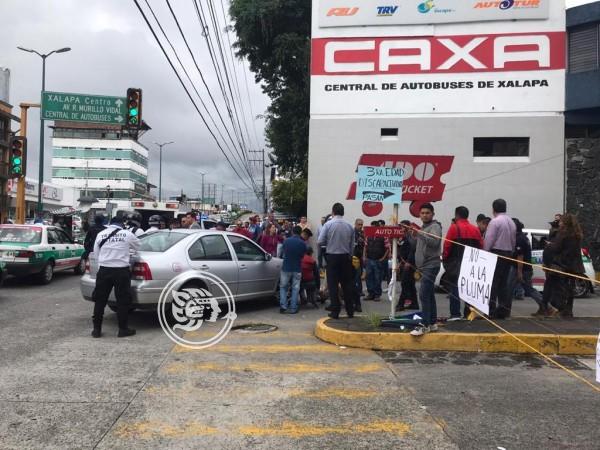 Nuevo bloqueo de taxistas en central de autobuses de Xalapa