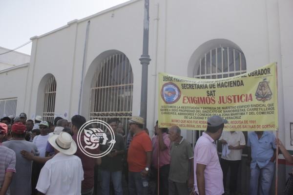 Trabajadores portuarios toman oficinas del SAT en Veracruz