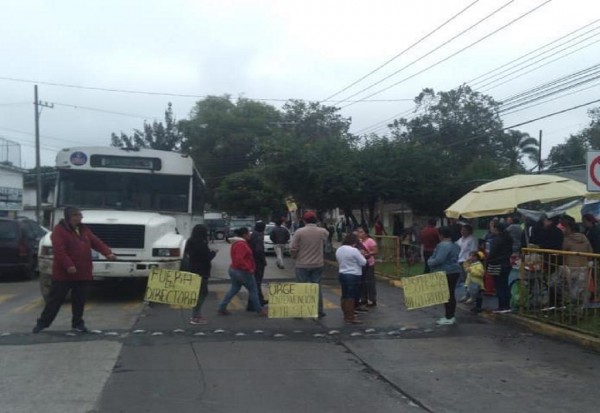 Padres de familia bloquean avenida en Xalapa, piden cambio de directora