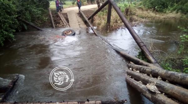Se cae puente en Minatitlán al no soportar peso de volteo