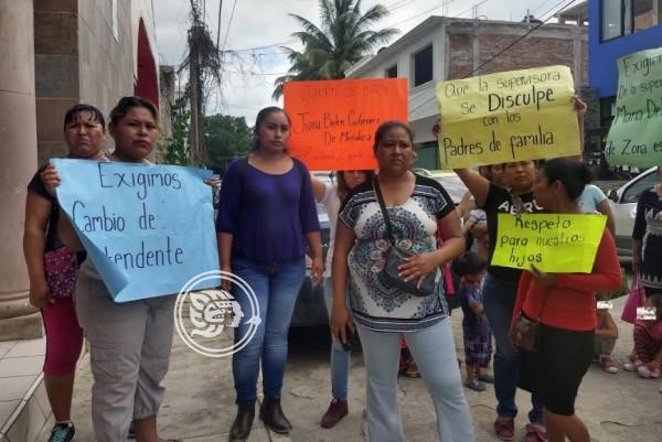 Protestan contra intendente de un kínder en Tihuatlán