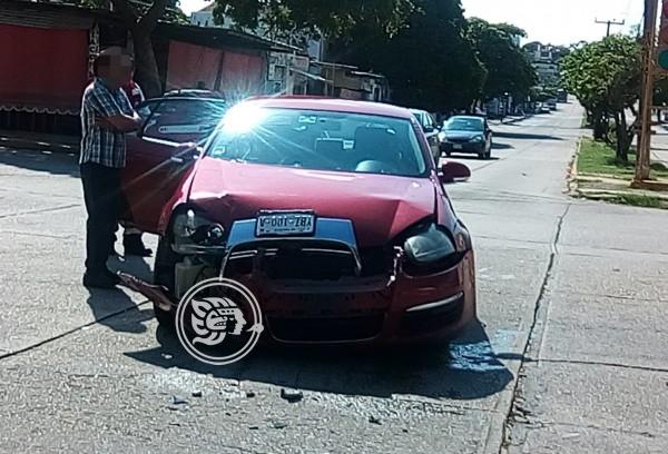 Automóvil chocó contra camioneta en Coatzacoalcos