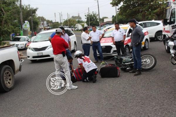 Taxista impacta motocicleta; deja dos personas heridas 