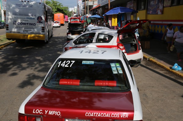 Taxistas del sur de Veracruz acusan extorsiones de Tránsito