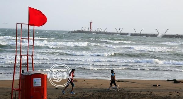 Por mal tiempo, playas de Boca del Río mantienen bandera roja 