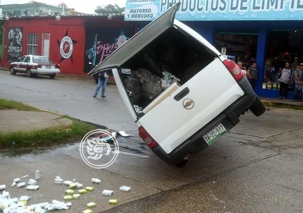 Camioneta terminó volcada en avenida de Coatzacoalcos