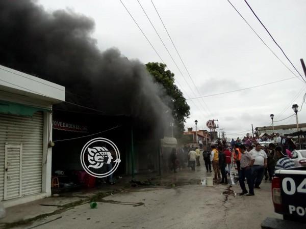 Fuego en zapatería de Las Choapas; vecinos ayudan a sofocarlo