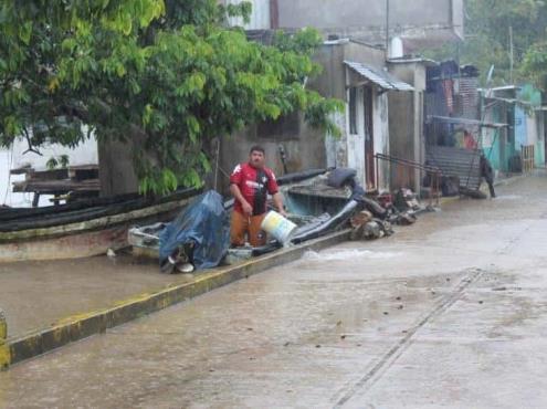 Se desborda río en frontera de Veracruz y Tabasco; choapenses salen en cayucos