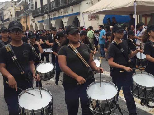 Escuelas desfilan en Veracruz en conmemoración de la Revolución Mexicana