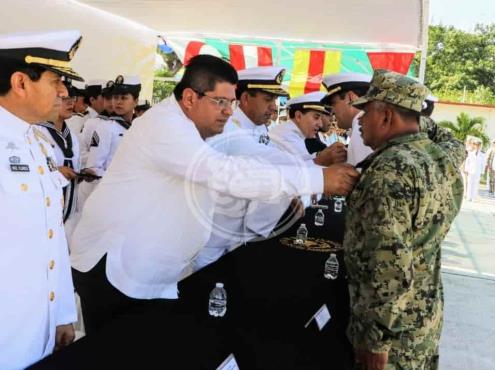 Distinguen con ascenso de grado a personal marino y militar en Tuxpan