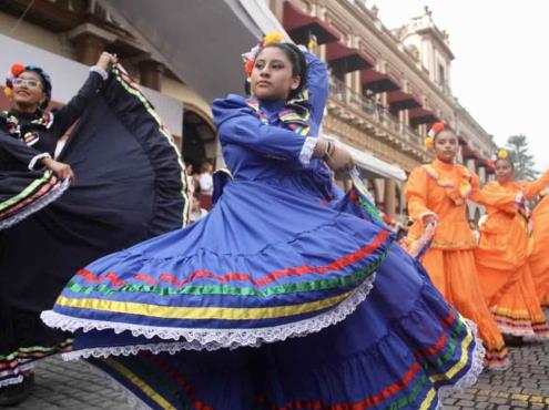 Veracruz recuerda Revolución Mexicana con colorido desfile