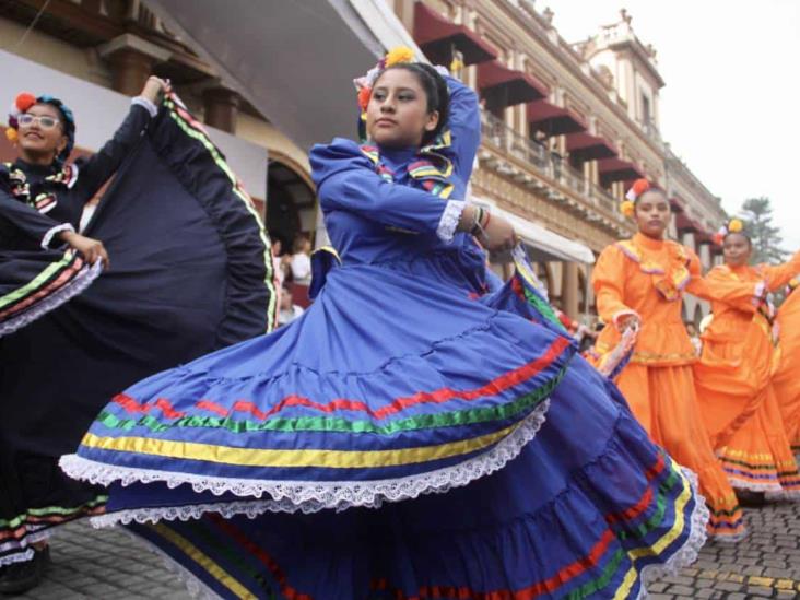 Veracruz recuerda Revolución Mexicana con colorido desfile
