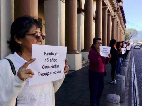 Con nombres de mujeres asesinadas en Veracruz en cartulinas, condenan violencia