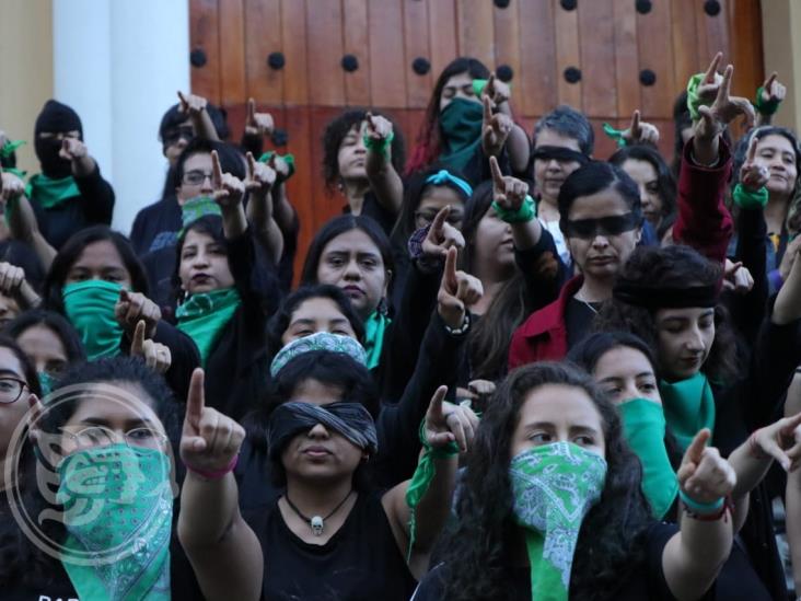 Con performance, repudian en Xalapa violaciones y feminicidios