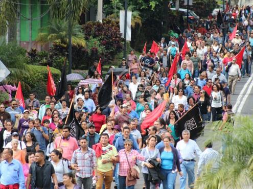 Marcha Setsuv por las calles de Xalapa; exigen aumento