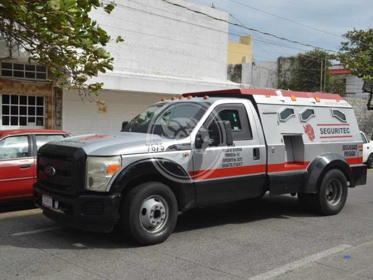 Camioneta de valores choca con automóvil particular en Veracruz