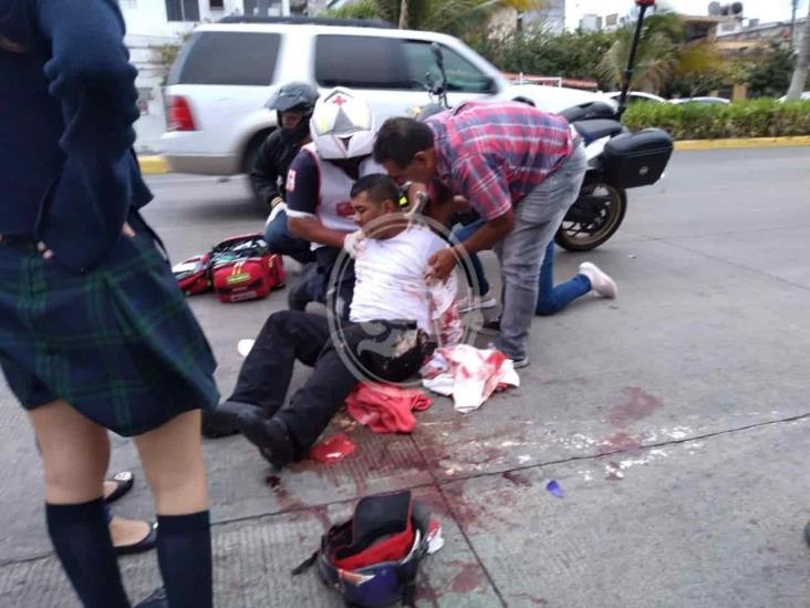 Motociclista resulta lesionado al impactarse con taxi