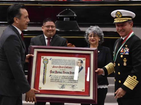 Reconocen con la medalla Adolfo Ruiz Cortines al almirante José Rafael Ojeda