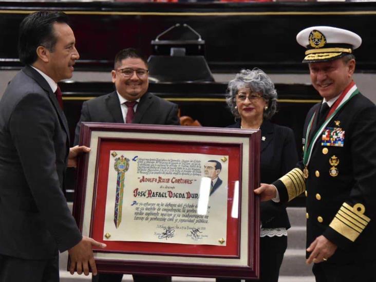 Reconocen con la medalla Adolfo Ruiz Cortines al almirante José Rafael Ojeda