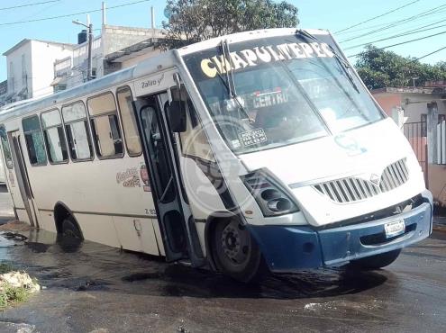En Veracruz transporte público cae en un socavón