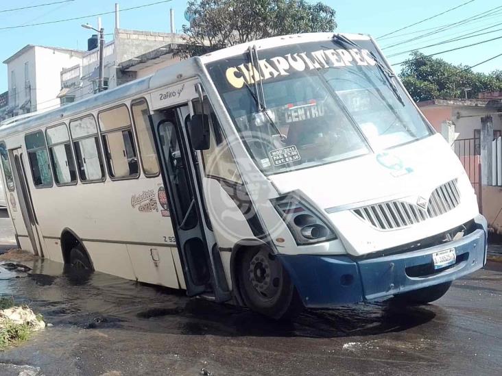 En Veracruz transporte público cae en un socavón