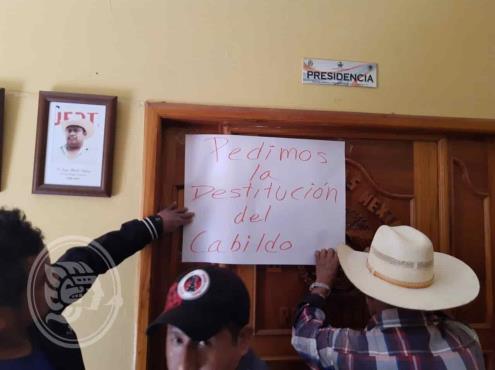 Exigen en San Andrés Tenejapan destituir a alcalde Magdaleno Ramos