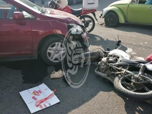 En Veracruz, automóvil impactan a motociclista