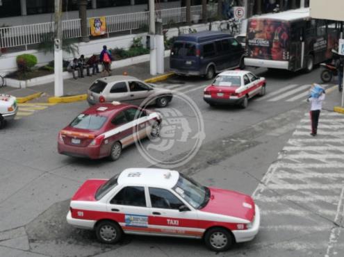 Caos vehicular impera en calles de Tuxpan