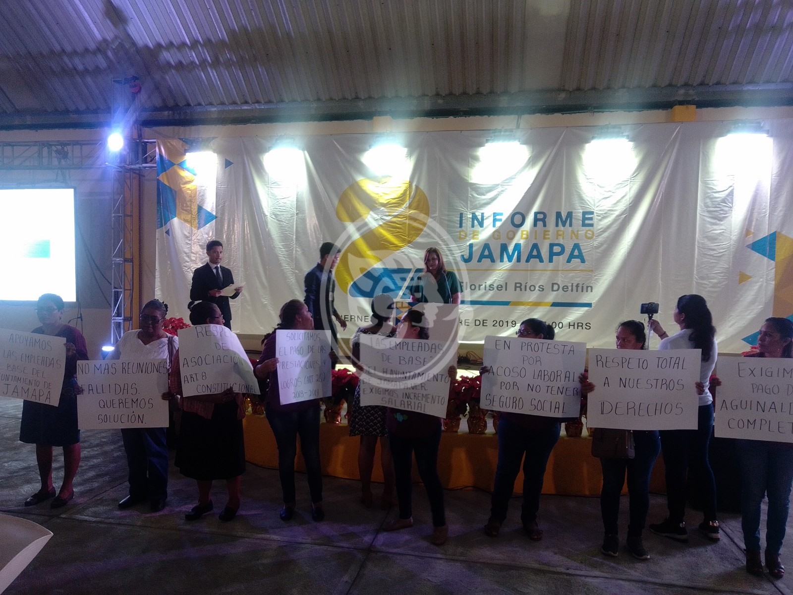 En Jamapa, se manifiestan docena de trabajadores en informe de alcaldesa